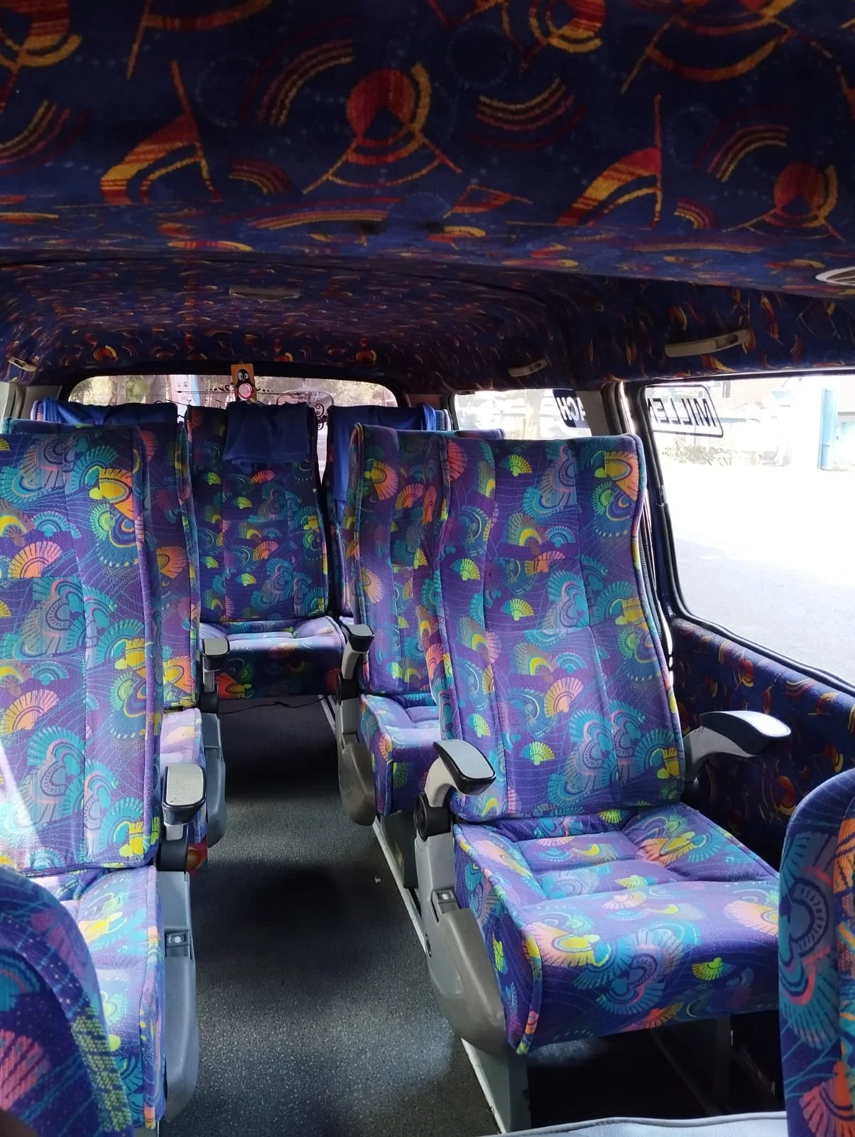 Interior Pregio dengan kursi bermotif warna-warni